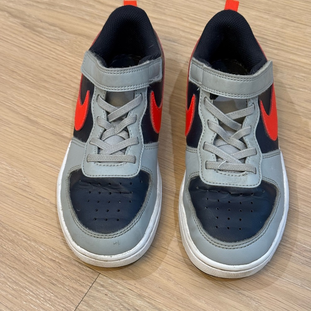 Nike Boys shoes Kids Court Borough Low Sneaker - 2.5Y Light Smoke/Bright Crimson - Picture 2 of 6
